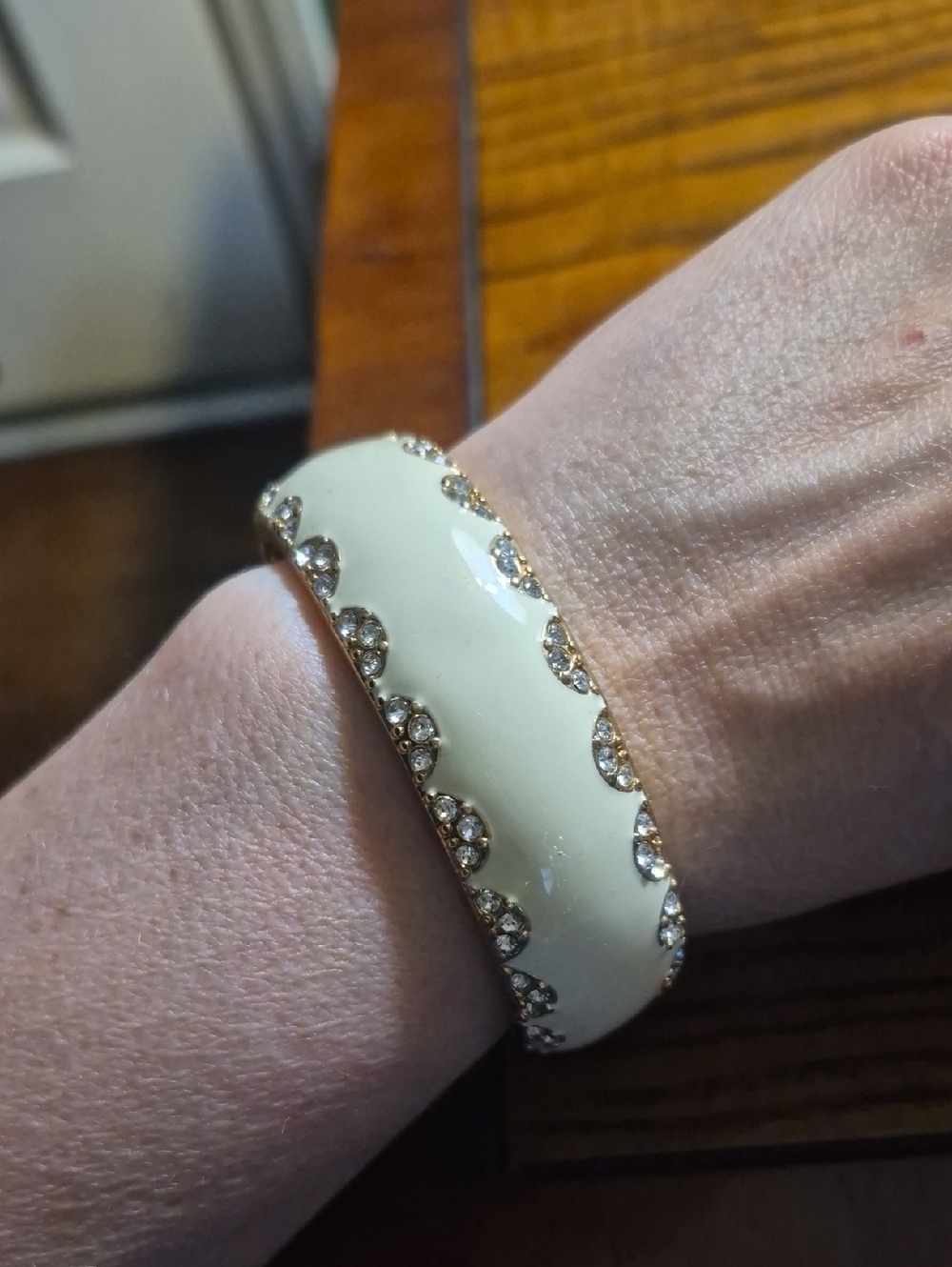 Stella and Dot SLOAN Enamel Rhinestone Bangle Hinged Bracelet Cream Gold Tone - Picture 3 of 8